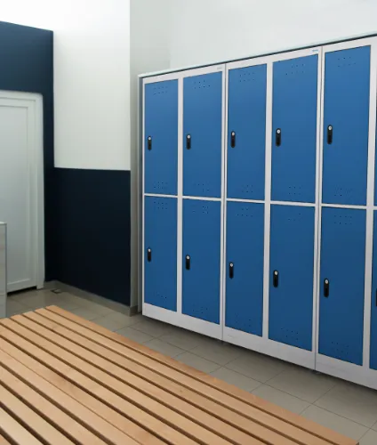 Transforme vestiários e áreas de apoio com segurança e durabilidade
